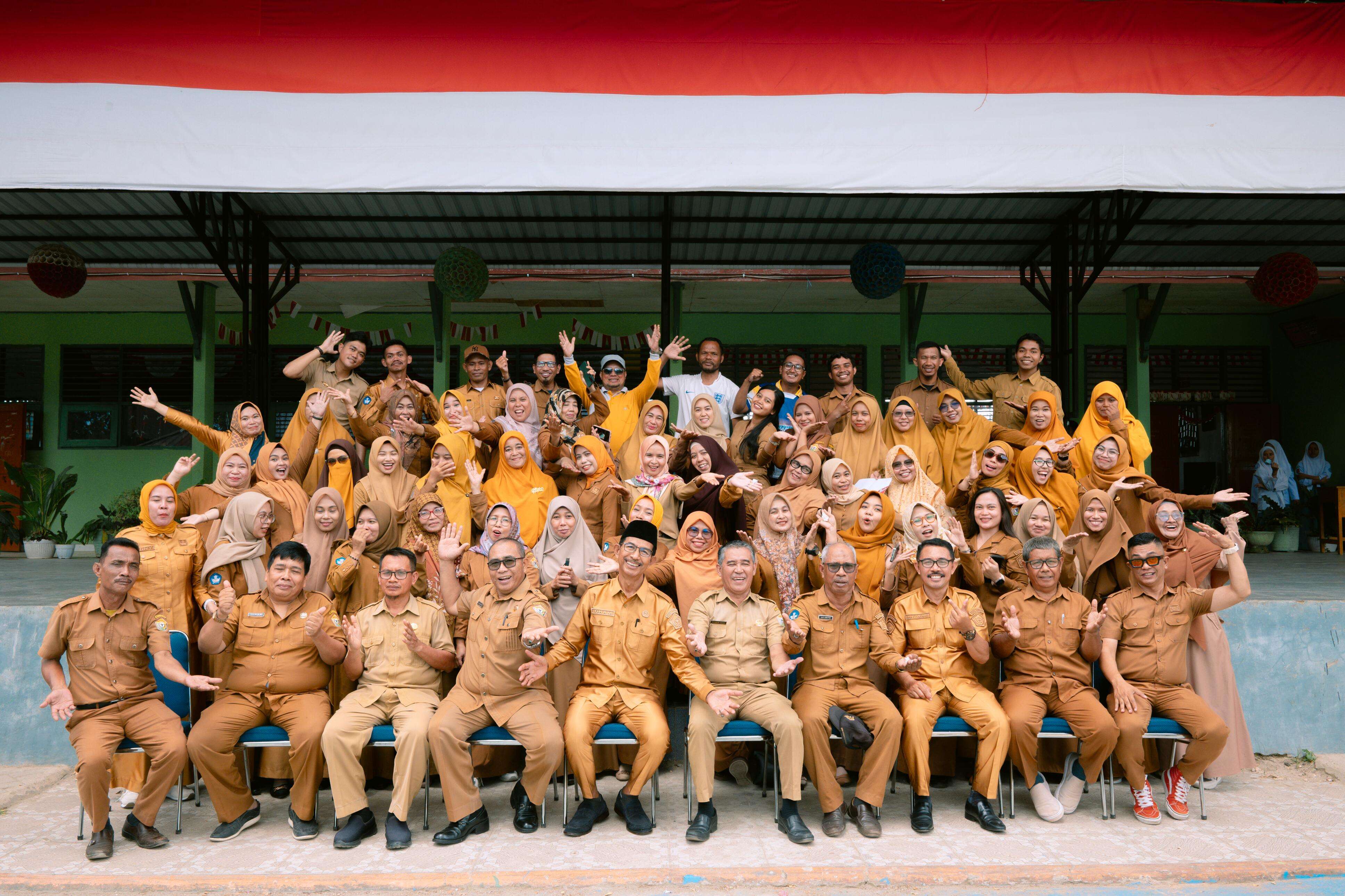 Guru beserta staf sekolah
